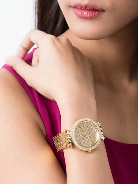 Bracelet Michael Kors MK3398 en acier doré jaune maillons larges, fermoir déployante, éclat doré et strass sur la lunette