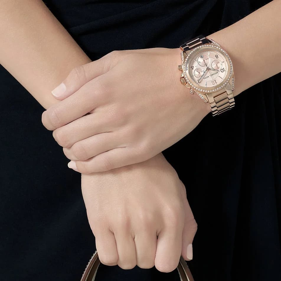 Boîtier Michael Kors MK5263 en acier or rose, lunette lisse, verre minéral, profil fin et élégant