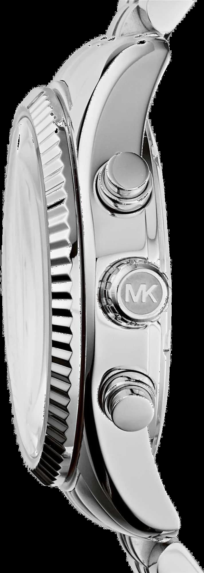 Cadran Michael Kors MK5555 affiche trois compteurs chronographe, date à 4h30, aiguilles dorées sur fond argenté soleillé