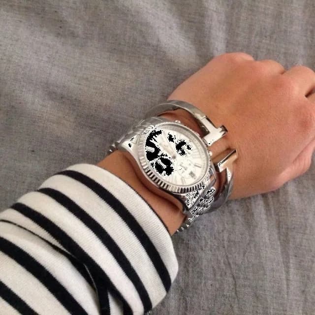 Boîtier Michael Kors MK5555 rond en acier inoxydable 42 mm, lunette lisse fixe, glace minérale, profil épais et robuste