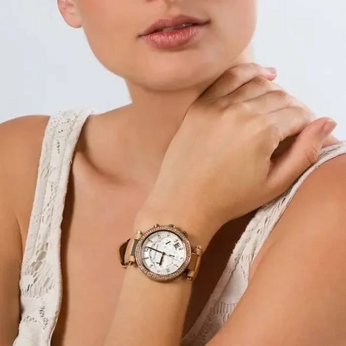 Boîtier Michael Kors MK5633 rond en acier doré, lunette lisse, verre minéral, profil fin et raffiné