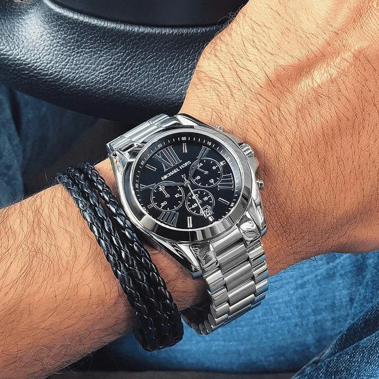 Boîtier Michael Kors MK5705 en acier inoxydable noir de 43 mm, lunette fixe lisse, verre minéral et couronne crantée, profil élégant