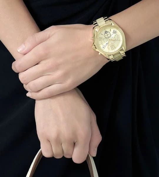 Bracelet Michael Kors MK5722 en acier doré et acétate marron, fermoir déployant, confort et élégance