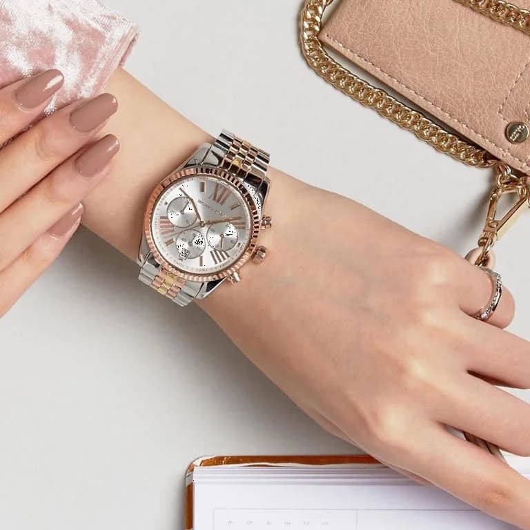 Boîtier Michael Kors MK5735 en acier de 44mm, lunette lisse polie, profil fin, verre minéral