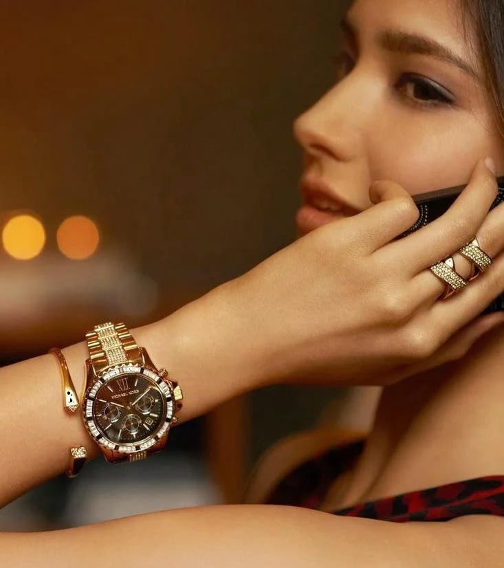 Boîtier Michael Kors MK5875 en acier inoxydable or rose, lunette fixe sertie de cristaux, fond solide, couronne crantée