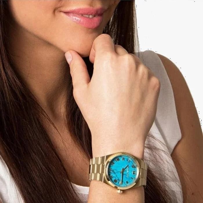 Bracelet Michael Kors MK5894 en acier doré maillé, fermoir déployant, confortable et raffiné