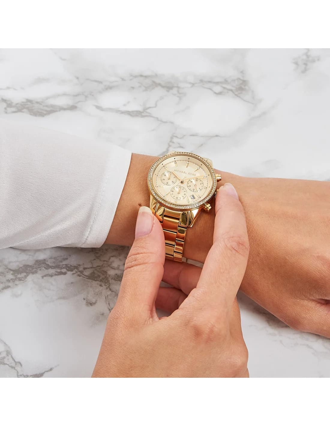 Boîtier Michael Kors MK6356 rond en acier doré poli, lunette lisse, profil fin et raffiné, verre minéral