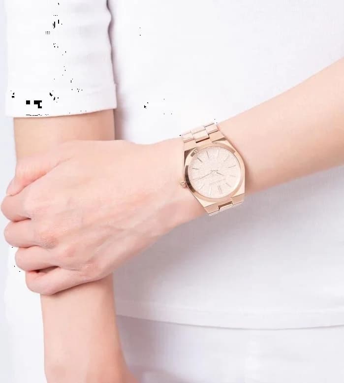 Bracelet Michael Kors MK6624 en acier or rose maillé intégré, fermoir déployant et maillons ajustables