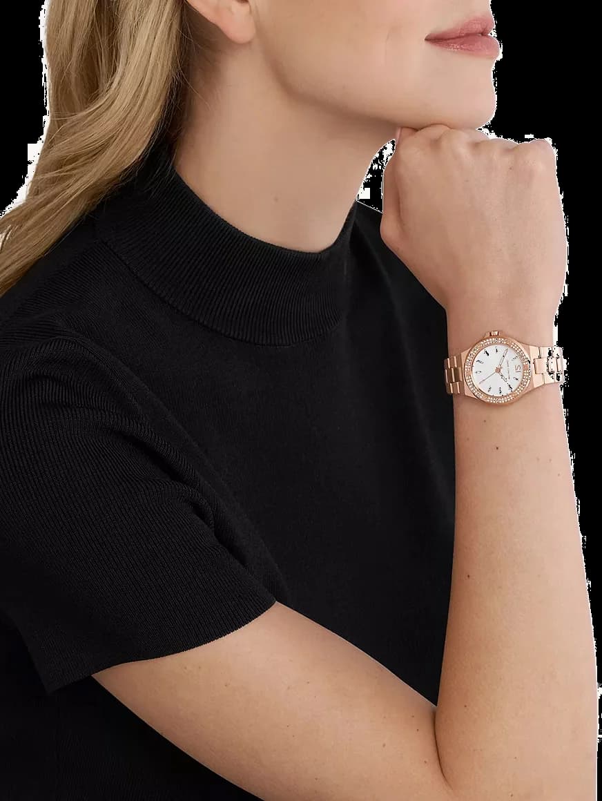 Boîtier Michael Kors MK7279 en acier doré de forme ronde, lunette lisse et profil fin, vue de côté révèle un boîtier compact et féminin