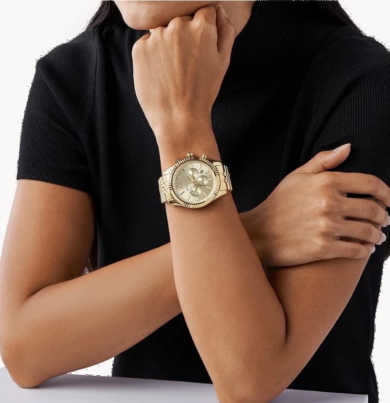 Boîtier Michael Kors MK8281 en acier doré de forme tonneau, lunette lisse et verre minéral, vue de profil élégante