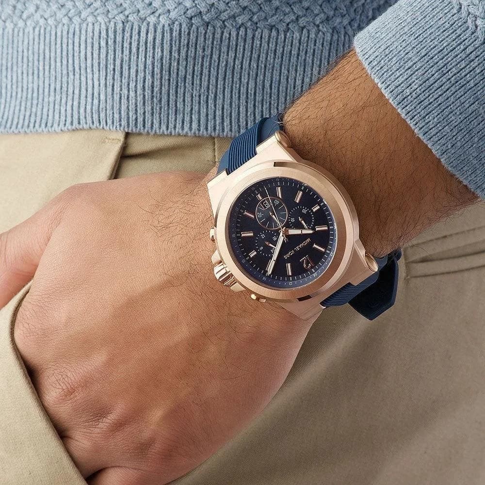 Bracelet Michael Kors MK8295 en silicone bleu mat, boucle ardillon dorée, confort sportif et élégant