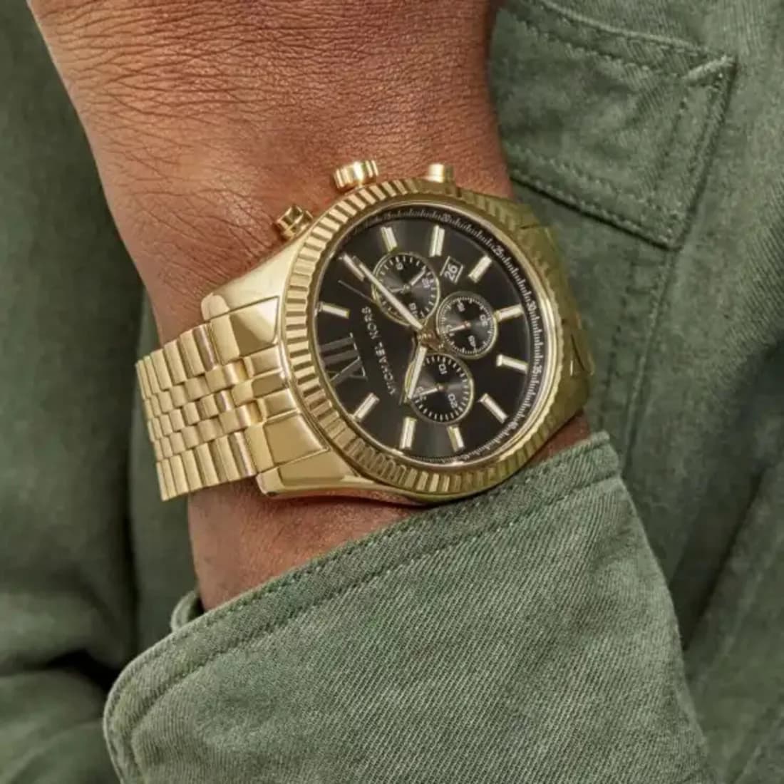 Boîtier Michael Kors MK8446 rond en acier doré, lunette lisse, verre minéral, vue de profil fine et chic