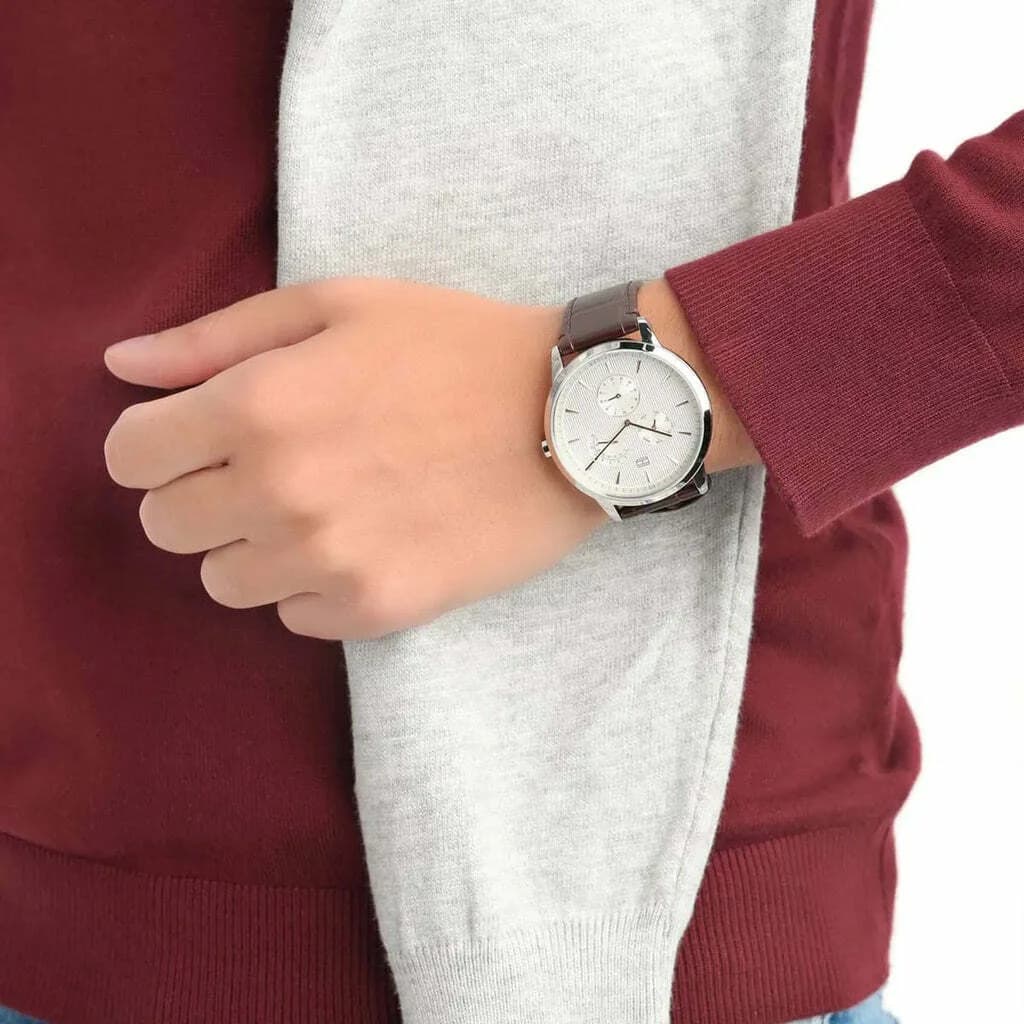 Boîtier Tommy Hilfiger 1710389 en acier inoxydable brossé, lunette fine, profil élégant et fin