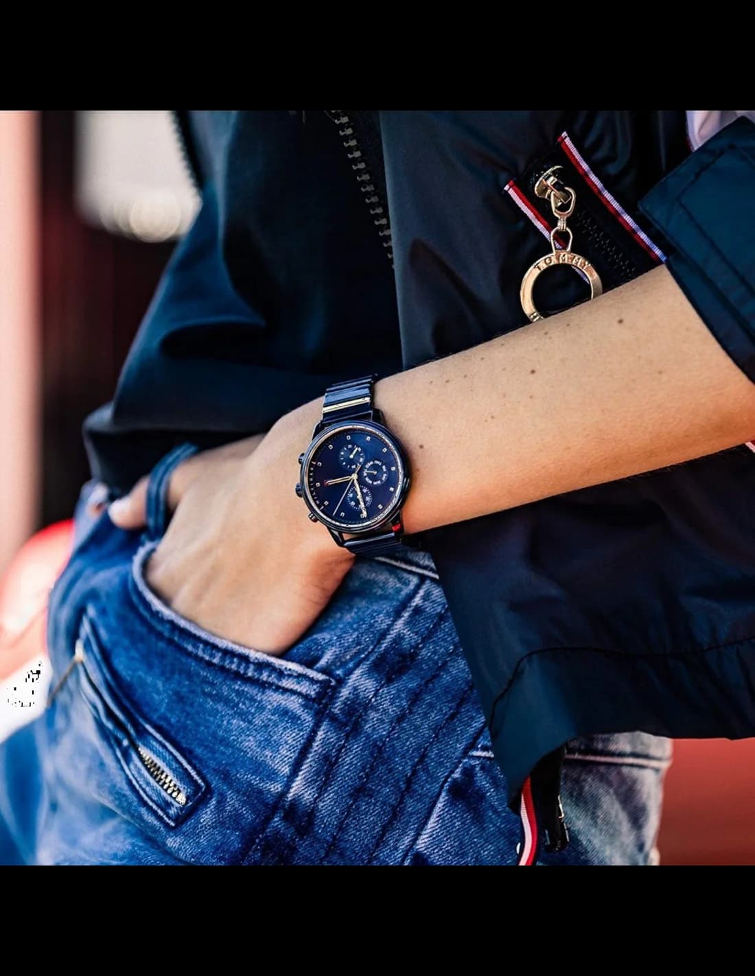 Cadran Tommy Hilfiger 1781893 avec cadran blanc, index appliqués dorés, aiguilles dauphine, date à 3h, signature Gigi Hadid