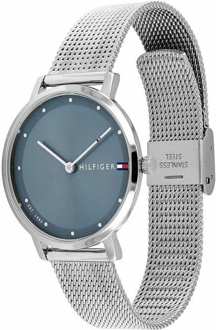Cadran Tommy Hilfiger 1782149 affiche un cadran bleu soleillé, index appliqués et aiguilles dauphine, date à 3h