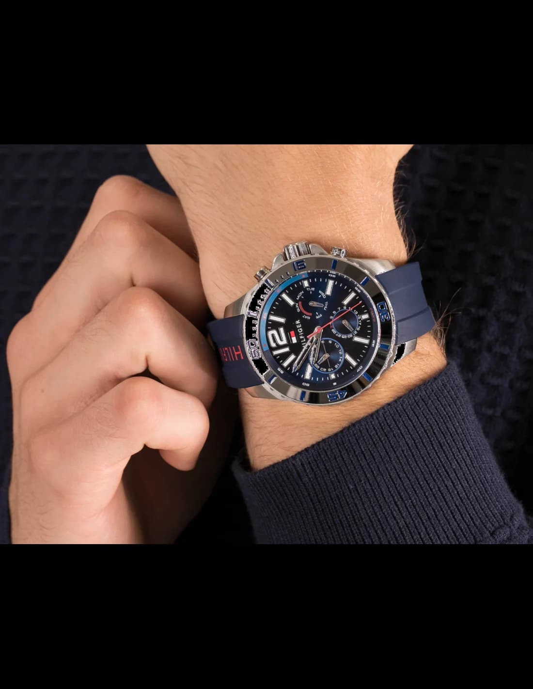 Bracelet Tommy Hilfiger 1791142 en silicone bleu, texture lisse, boucle ardillon en acier inoxydable