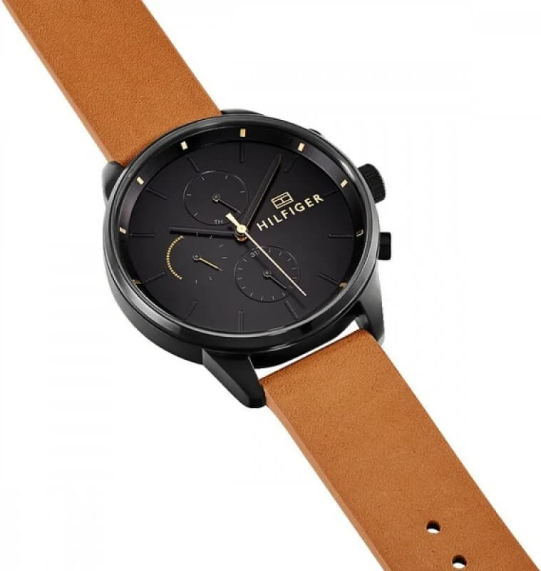 Cadran Tommy Hilfiger 1791486 bleu foncé soleillé avec index appliqués argentés, aiguilles dauphine et date à 3h, lisibilité parfaite