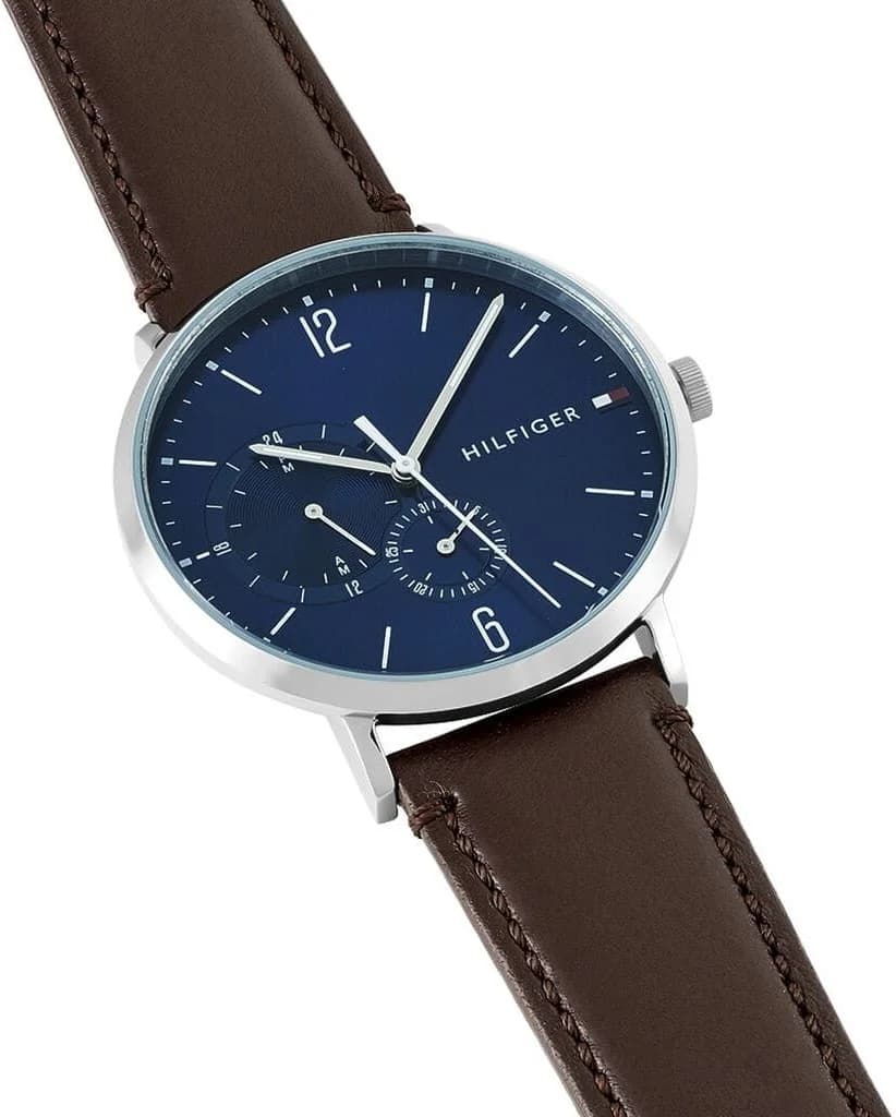 Cadran Tommy Hilfiger 1791508 avec index appliqués, aiguilles dauphines et date à 3h, lisibilité optimale