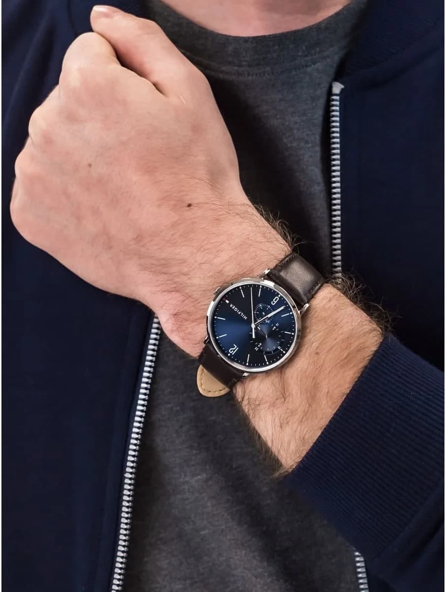 Boîtier Tommy Hilfiger 1791508 en acier brossé 42mm, lunette fine, verre minéral, vue profil sport-chic
