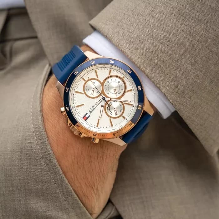 Boîtier Tommy Hilfiger 1791778 en acier brossé bleu, lunette lisse, couronne crantée, vue de profil