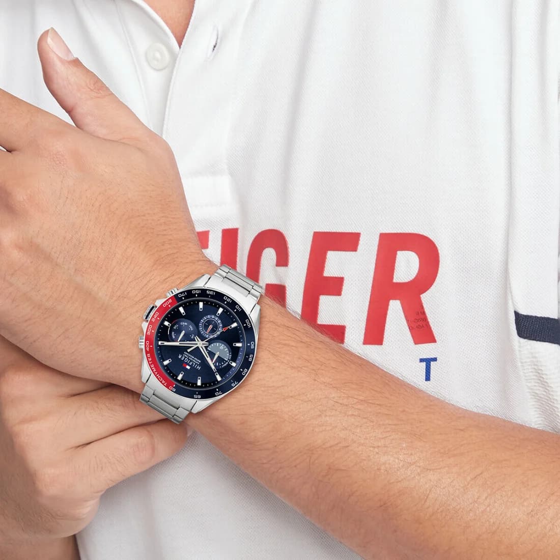 Boîtier Tommy Hilfiger 1791968 rond en acier argenté, lunette lisse, vue de profil épurée et raffinée