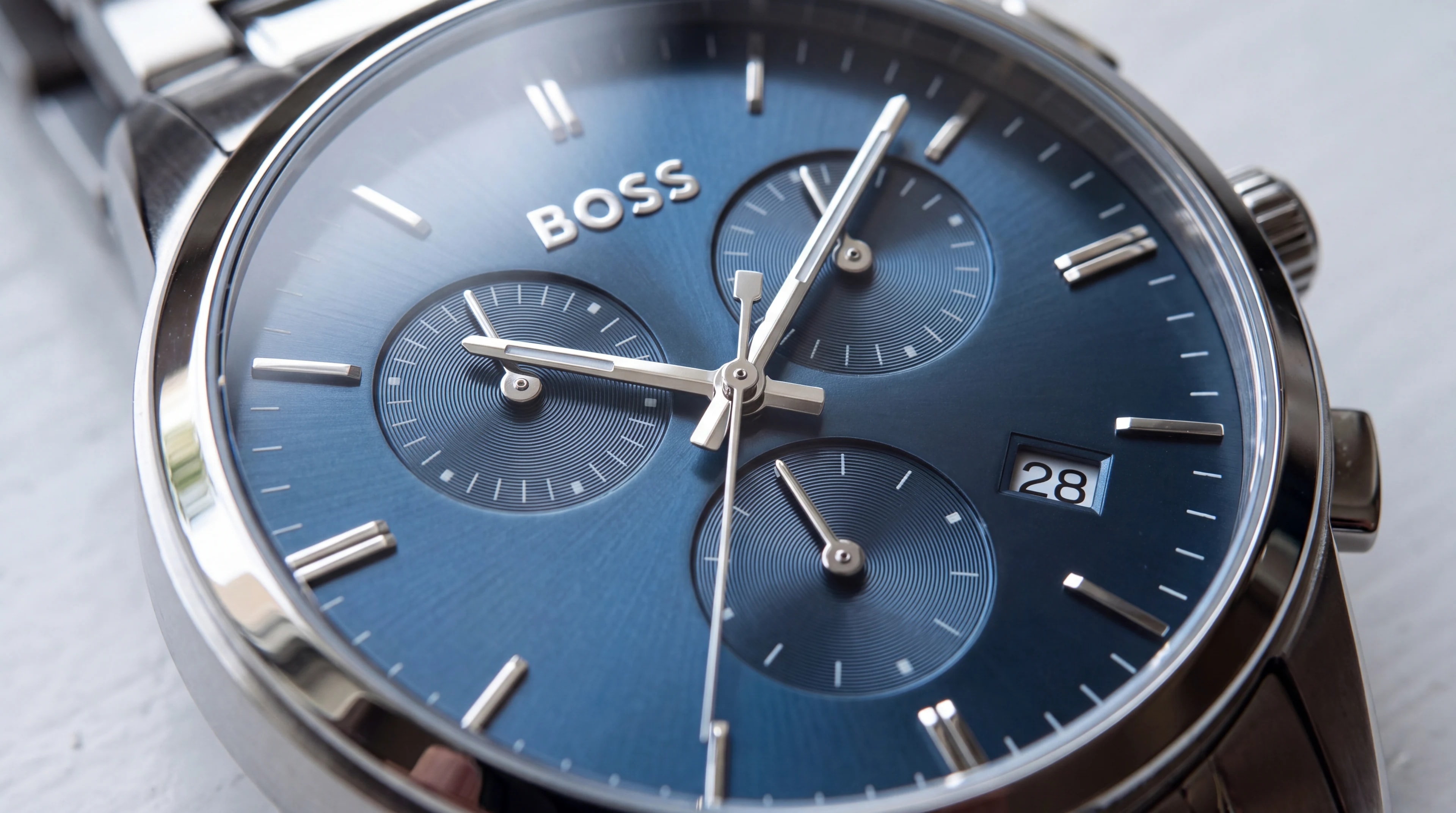Cadran bleu d'une montre Hugo Boss en gros plan