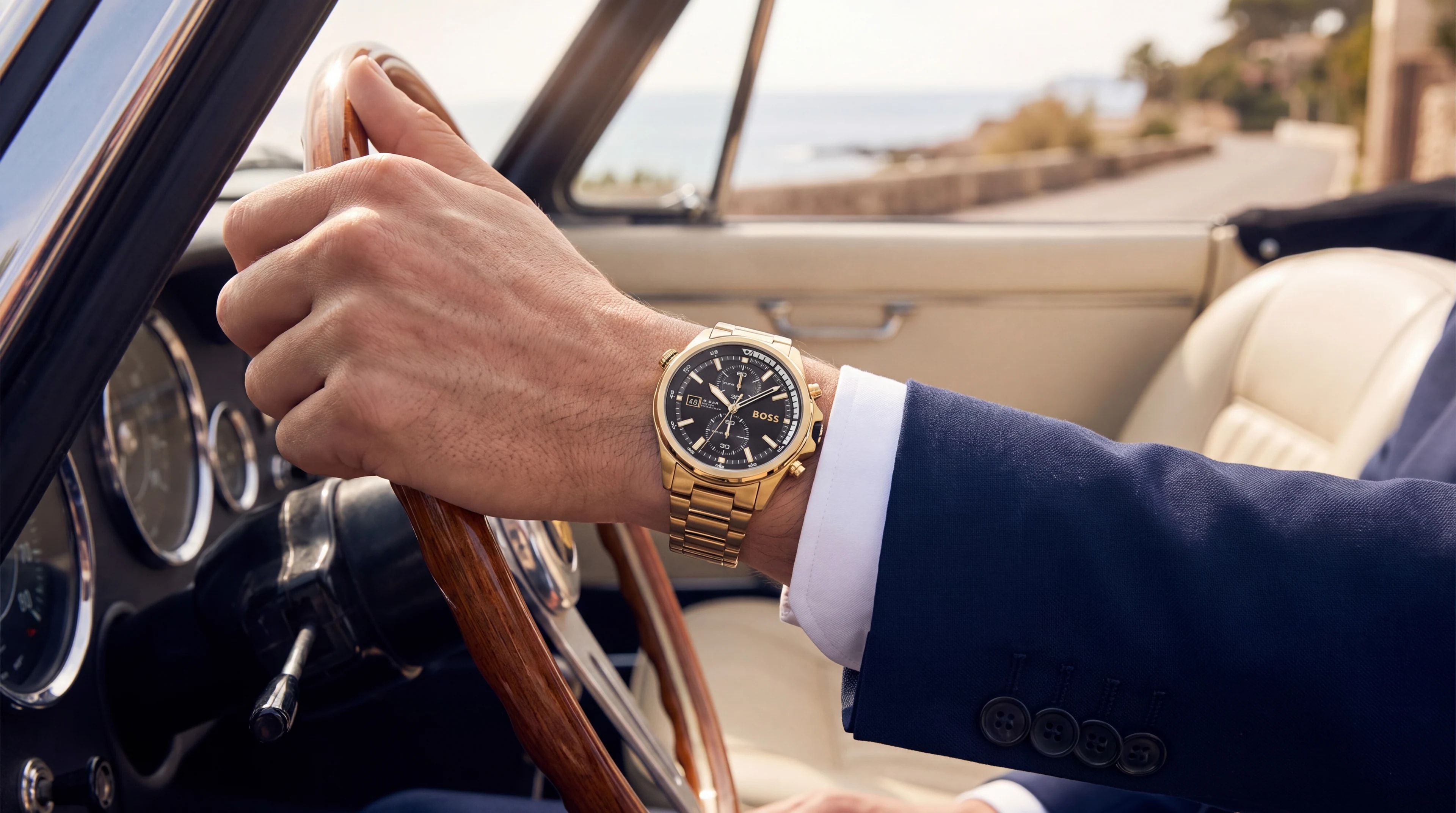 Main au volant d'un cabriolet, montre Hugo Boss Globetrotter