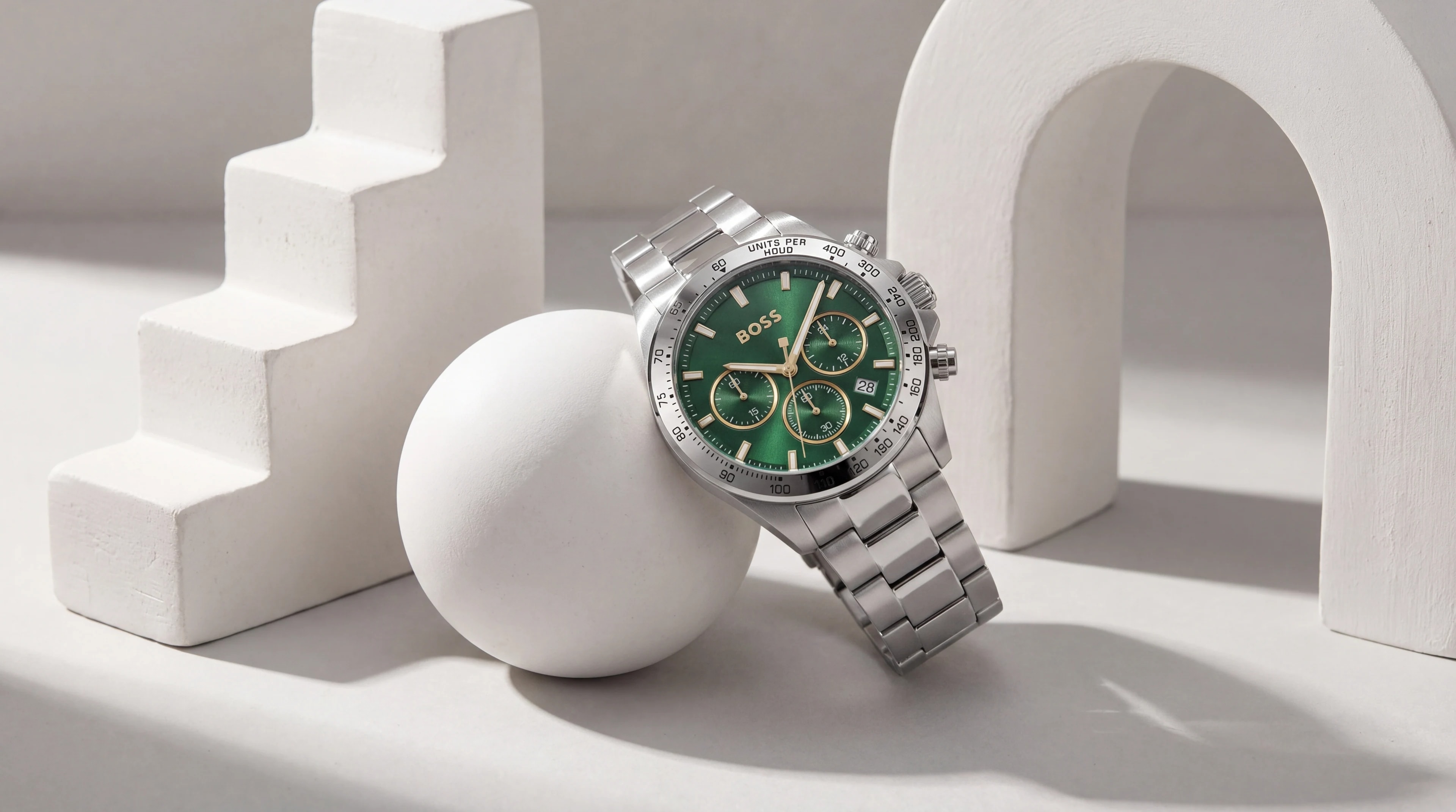 Montre Hugo Boss Hero posée sur des formes en plâtre