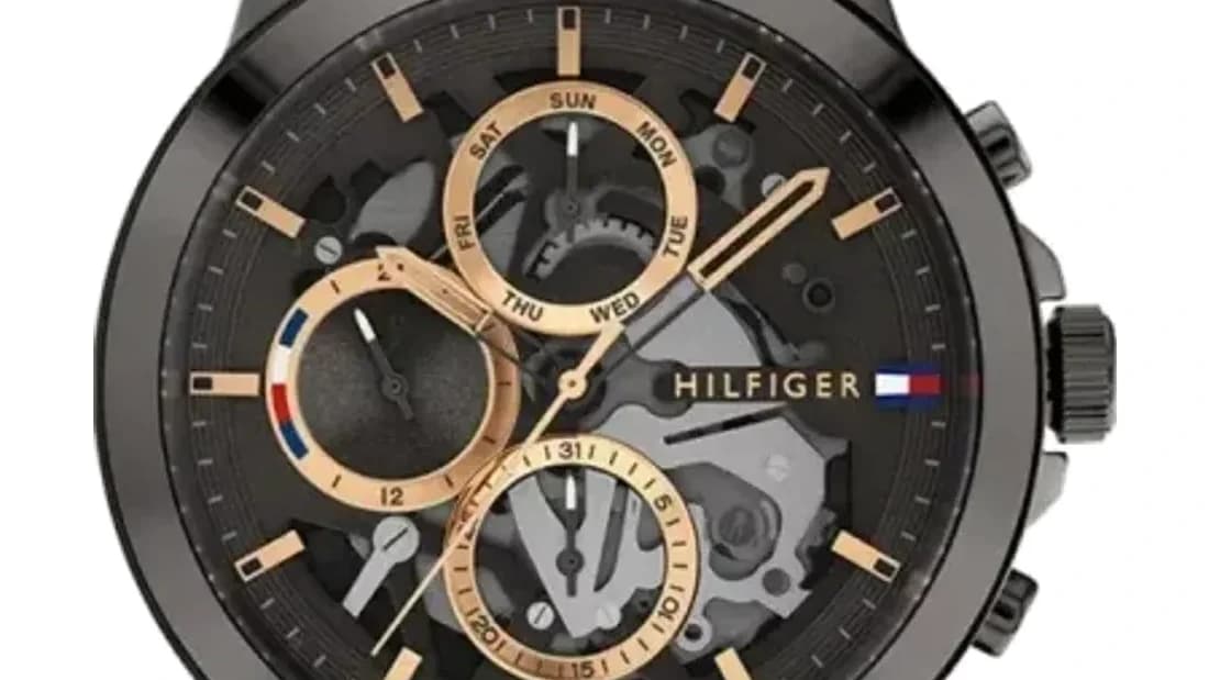 Cadran ajouré d'une montre Tommy Hilfiger laissant voir un décor d'engrenages fixes